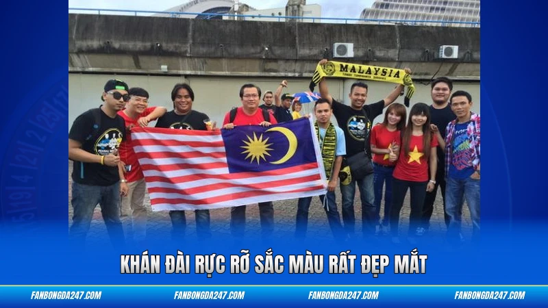 Khán đài rực rỡ sắc màu rất đẹp mắt