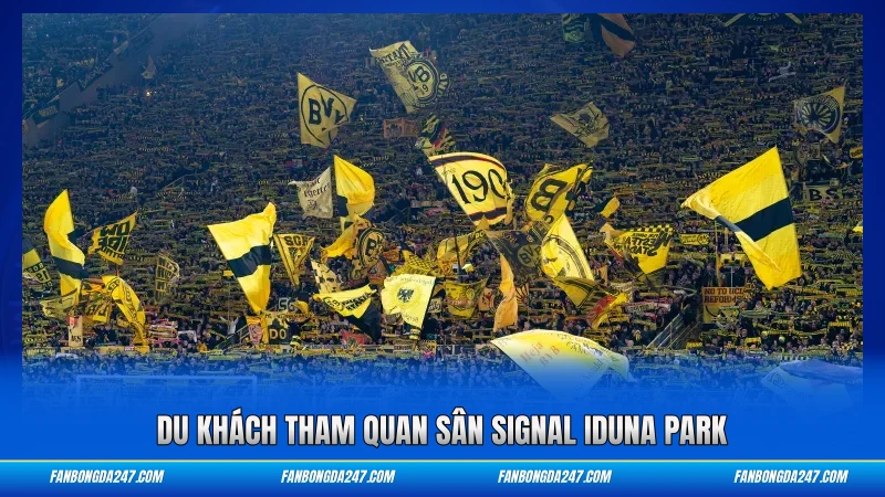 Du khách tham quan sân Signal Iduna Park