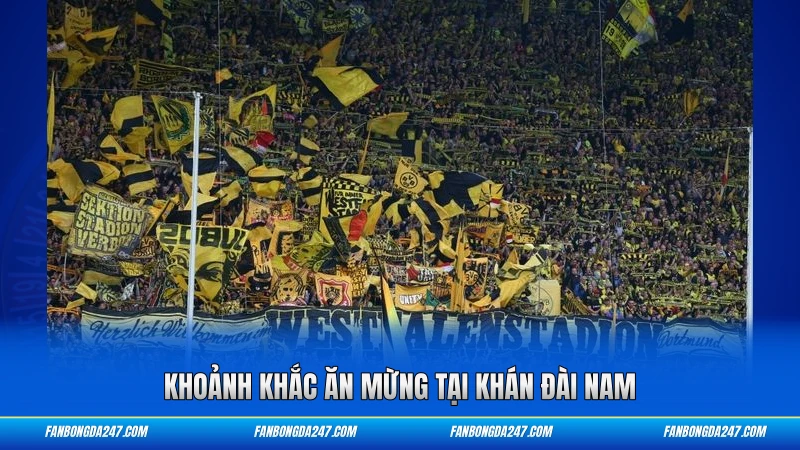 Khoảnh khắc ăn mừng tại khán đài Nam